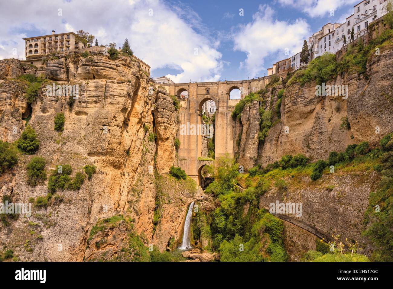 La gorge Tajo de Ronda est enjambée par le Puente Nuevo ou le Nouveau pont.La rivière Guadalevín traverse la gorge.Ronda, province de Malaga, Andalousie, sud Banque D'Images