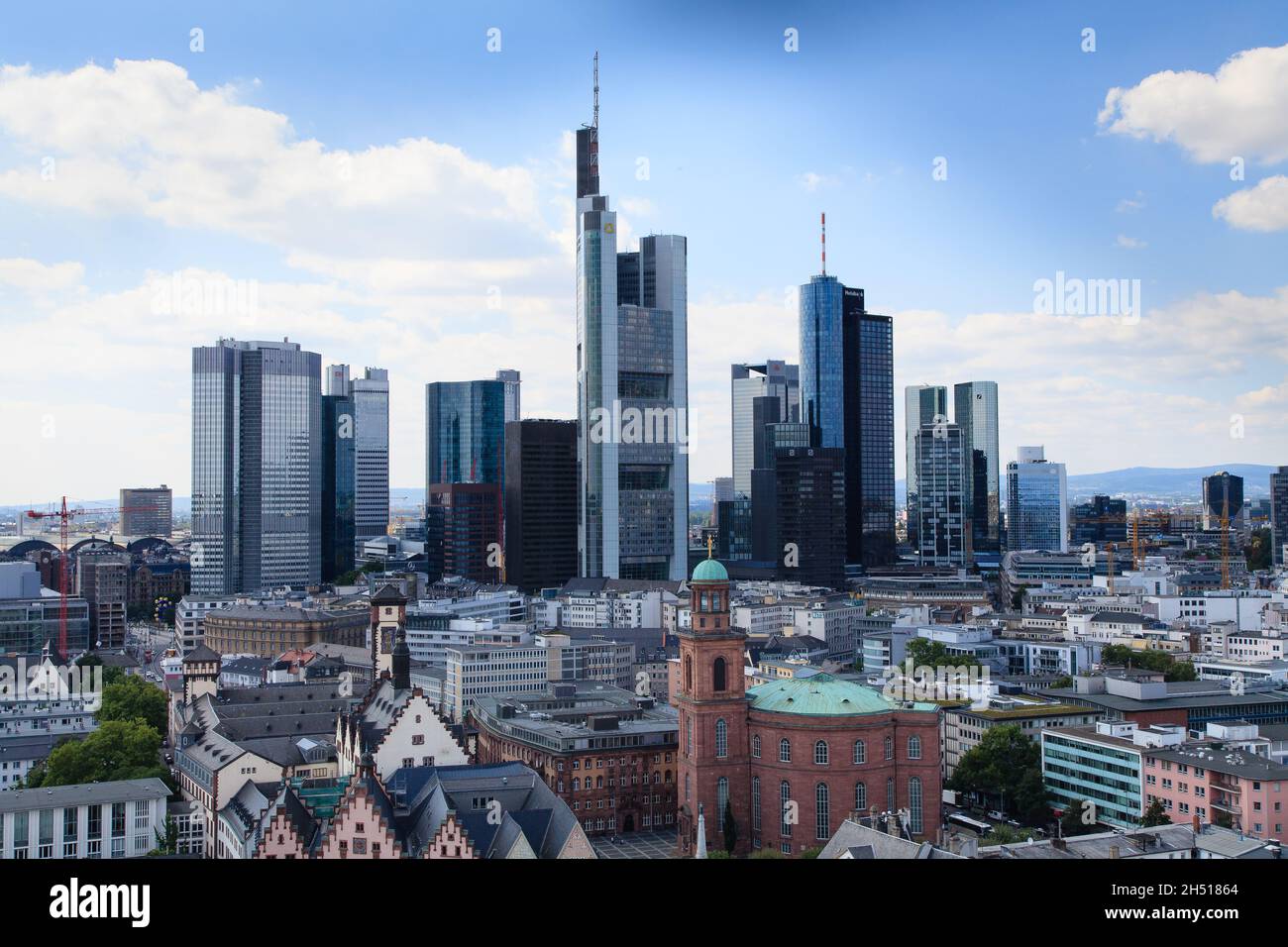 Panorama urbain de la ville bancaire de Francfort sur le fleuve main Allemagne.Avec les gratte-ciel et l'église Saint-Paul Banque D'Images