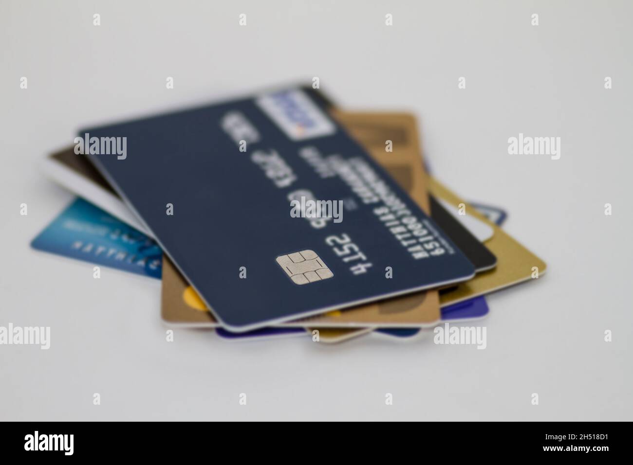Un tas de diverses cartes de crédit et de l'argent plastique.Isolé sur fond blanc Banque D'Images