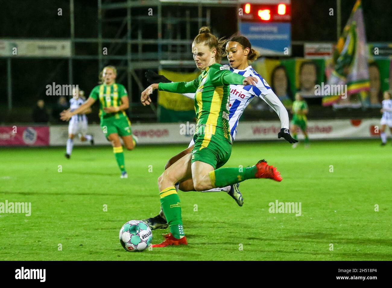 HEERENVEEN, PAYS-BAS - NOVEMBRE 5: Liz Rijsbergen de l'ADO Den Haag, Nina Nijstad de SC Heerenveen pendant le match Pure Energie Eredivisiie Vrouwen entre SC Heerenveen et ADO Den Haag au Sportpark Skoatterwâld le 5 novembre 2021 à Heerenveen, pays-Bas photo de Van Woueter de crédit:Orange pics BV/Alay Live News Banque D'Images