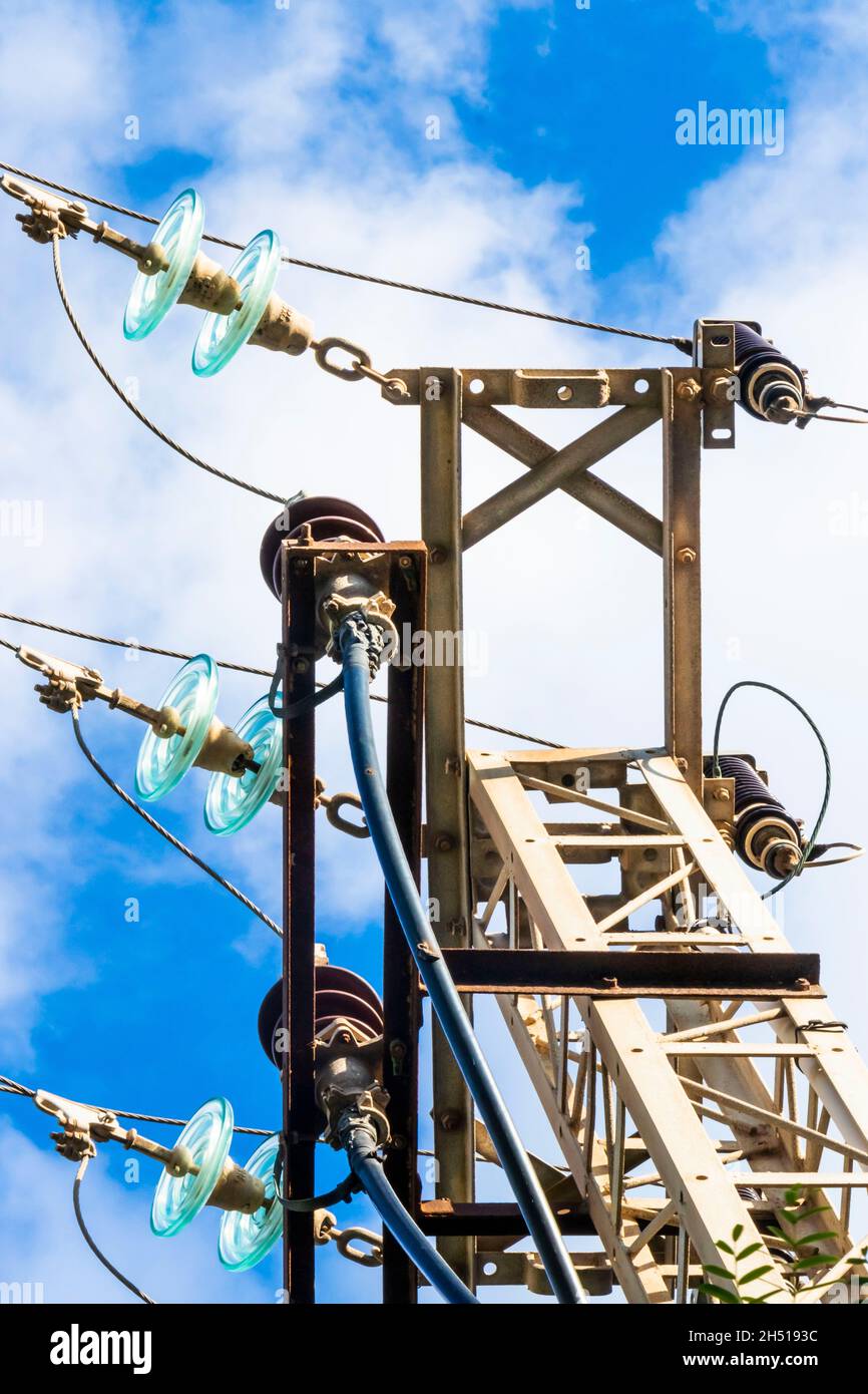 regarder vers le haut les fils d'alimentation en électricité haute tension et les isolants sur pylône Banque D'Images