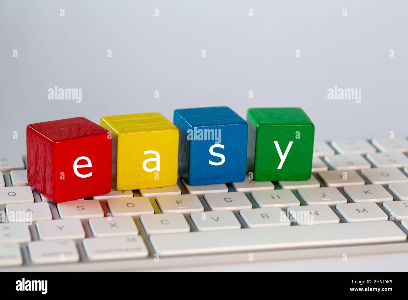 Les lettres Easy ont été écrites sur des blocs.Ces lettres sont écrites en blanc sur des blocs rouges, jaunes, bleus et verts et se tiennent sur un clavier d'ordinateur lumineux Banque D'Images Les lettres Easy ont été écrites sur des blocs.Ces lettres sont écrites en blanc sur des blocs rouges, jaunes, bleus et verts et se tiennent sur un clavier d'ordinateur lumineux Banque D'Images