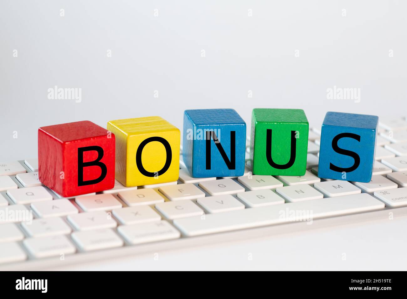 Blocs de construction multicolores avec le mot Bonus sur un clavier d'ordinateur blanc.L'arrière-plan est isolé en blanc Banque D'Images Blocs de construction multicolores avec le mot Bonus sur un clavier d'ordinateur blanc.L'arrière-plan est isolé en blanc Banque D'Images