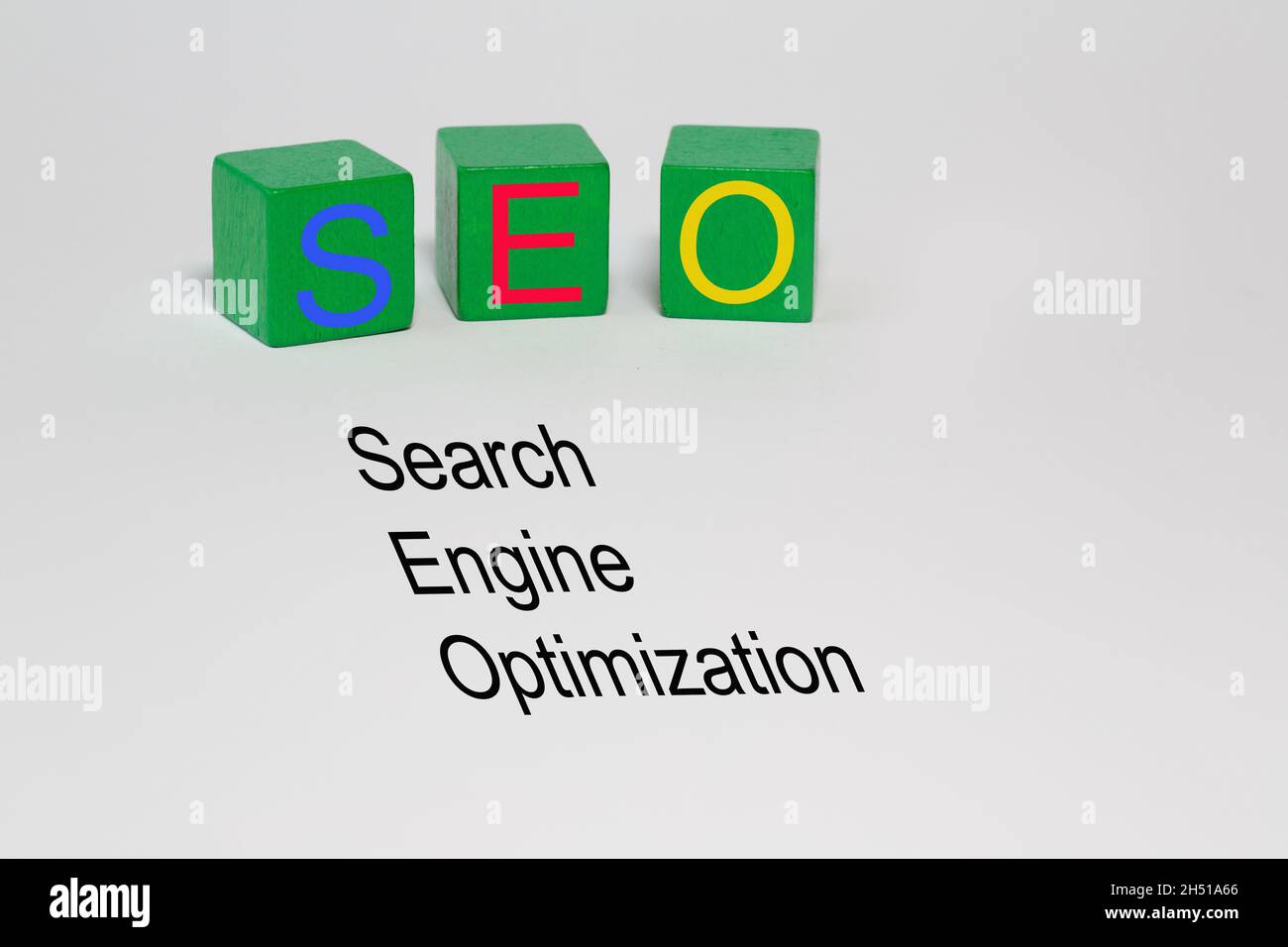 Trois blocs isolés avec les lettres SEO et le texte Search Engine Optimization sur la couche d'arrière-plan blanche Banque D'Images