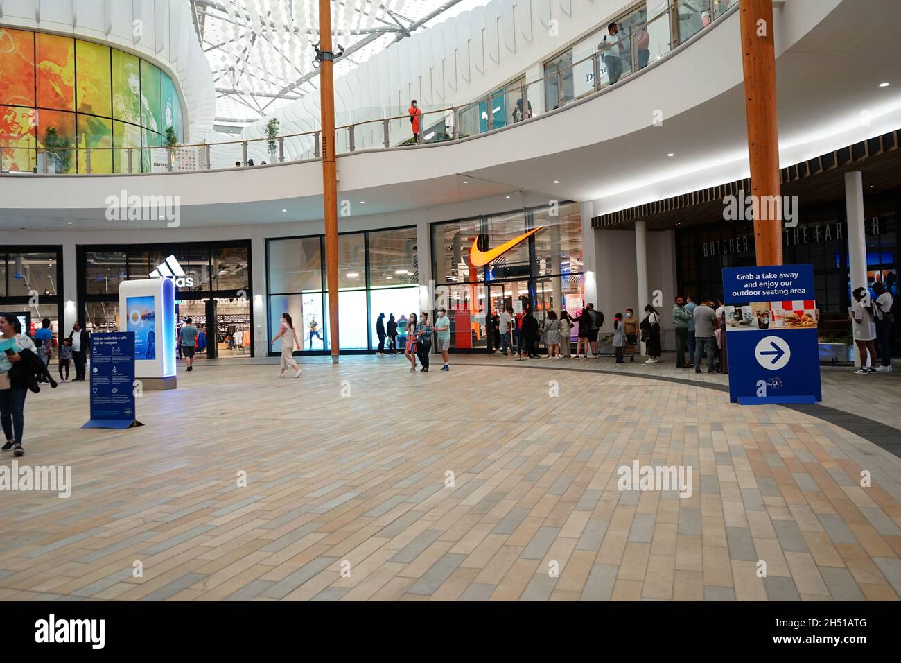 À l'intérieur de l'Arena Shops and Shopping Mall O2, The Greenwich Peninsula, North Greenwich, Londres, Angleterre, Royaume-Uni Banque D'Images
