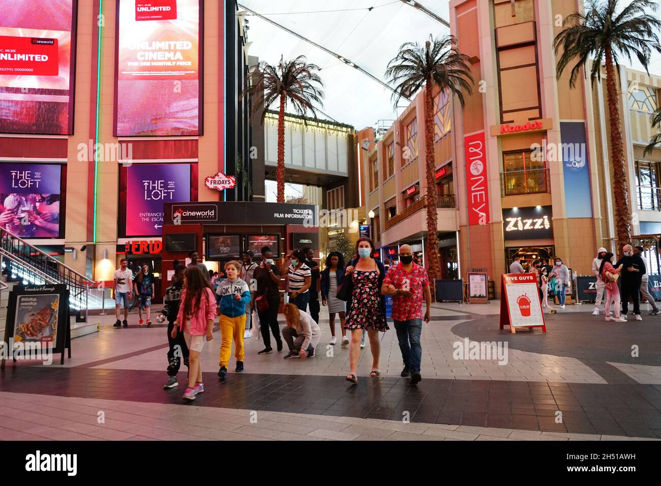 À l'intérieur de l'Arena Shops and Shopping Mall O2, The Greenwich Peninsula, North Greenwich, Londres, Angleterre, Royaume-Uni Banque D'Images