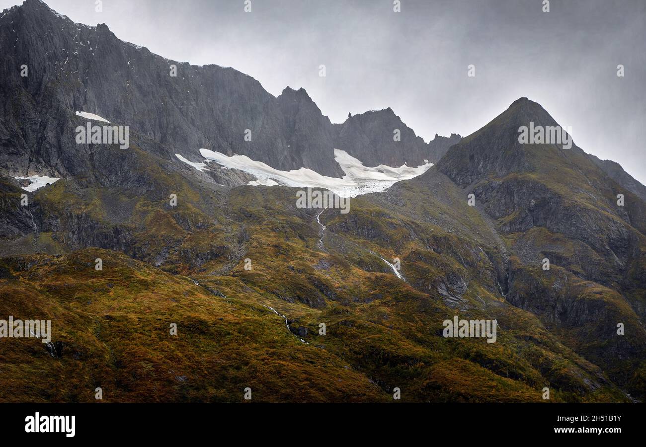 Montée de montagnes près de Bjørke, la partie la plus à l'intérieur du Hjørundfjorden, Norvège Banque D'Images