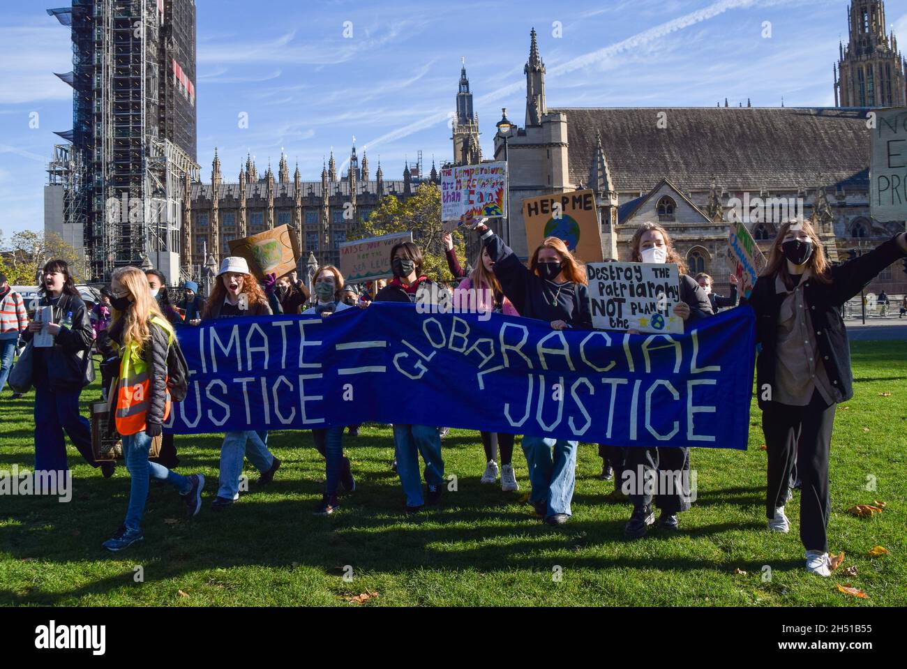 Londres, Royaume-Uni.05ème novembre 2021.Les manifestants ont tenu des pancartes et une bannière exprimant leur opinion pendant la manifestation. Les manifestants ont défilé de Downing Street à la place du Parlement dans le cadre des vendredis de la jeunesse mondiale pour un mouvement futur, exigeant une action sur l'urgence climatique.(Photo de Vuk Valcic/SOPA Images/Sipa USA) crédit: SIPA USA/Alay Live News Banque D'Images