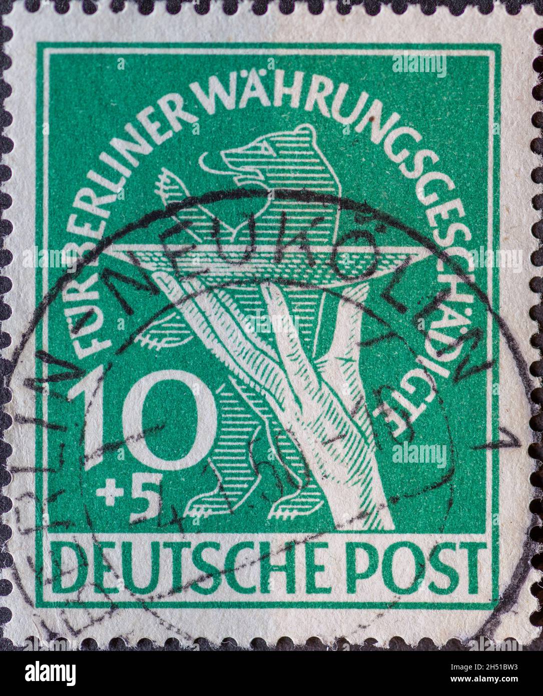 ALLEMAGNE, Berlin - VERS 1949: Timbre-poste de l'Allemagne, Berlin de couleur verte montrant un bol sacrificiel devant l'ours de Berlin Banque D'Images