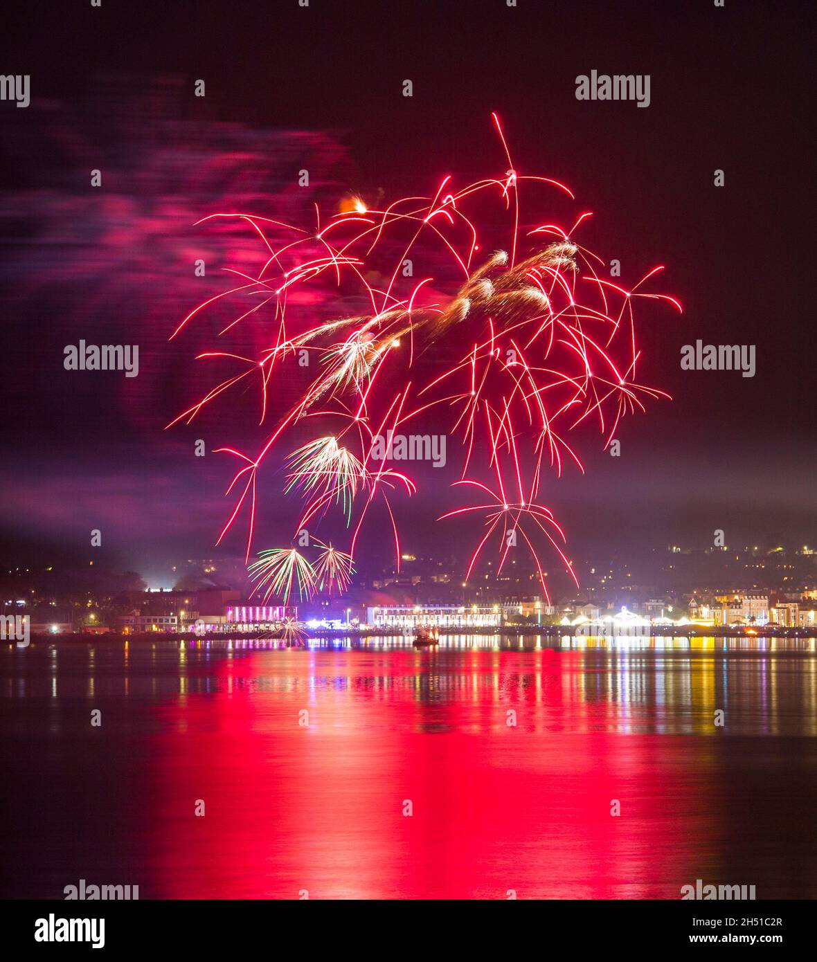 Weymouth, Dorset, Royaume-Uni.5 novembre 2021.Les feux d'artifice de nuit Guy Fawkes explosent sur la plage et le front de mer à Weymouth dans Dorset.Crédit photo : Graham Hunt/Alamy Live News Banque D'Images
