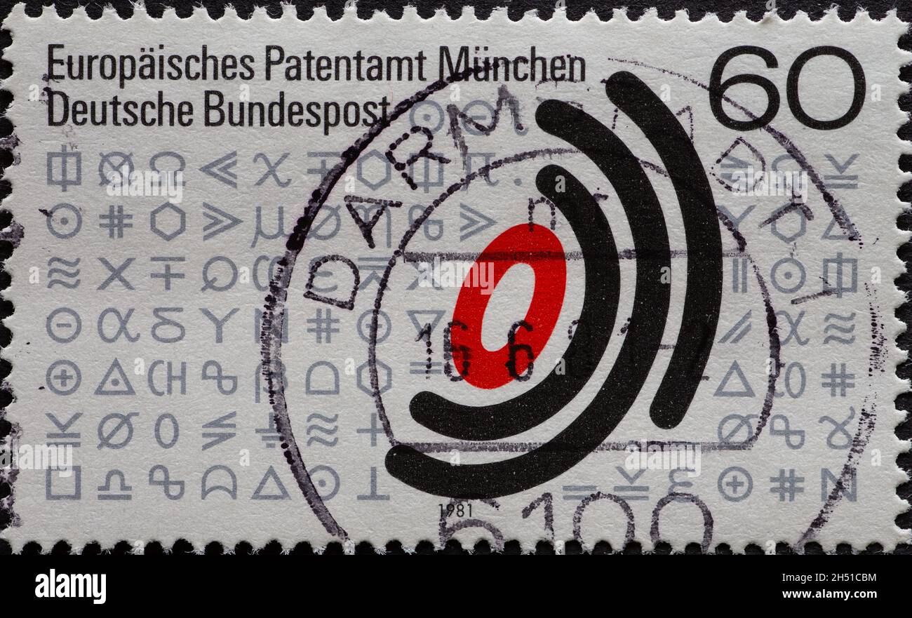 ALLEMAGNE - VERS 1981: Timbre-poste imprimé en Allemagne montrant le signe de l'Organisation européenne des brevets avec d'autres symboles techniques.texte: EUR Banque D'Images ALLEMAGNE - VERS 1981: Timbre-poste imprimé en Allemagne montrant le signe de l'Organisation européenne des brevets avec d'autres symboles techniques.texte: EUR Banque D'Images