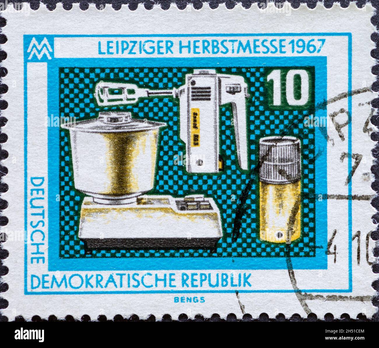 ALLEMAGNE, DDR - VERS 1967: Timbre-poste de l'Allemagne, GDR montrant quelques appareils de cuisine pour la foire d'automne de Leipzig 1967 Banque D'Images