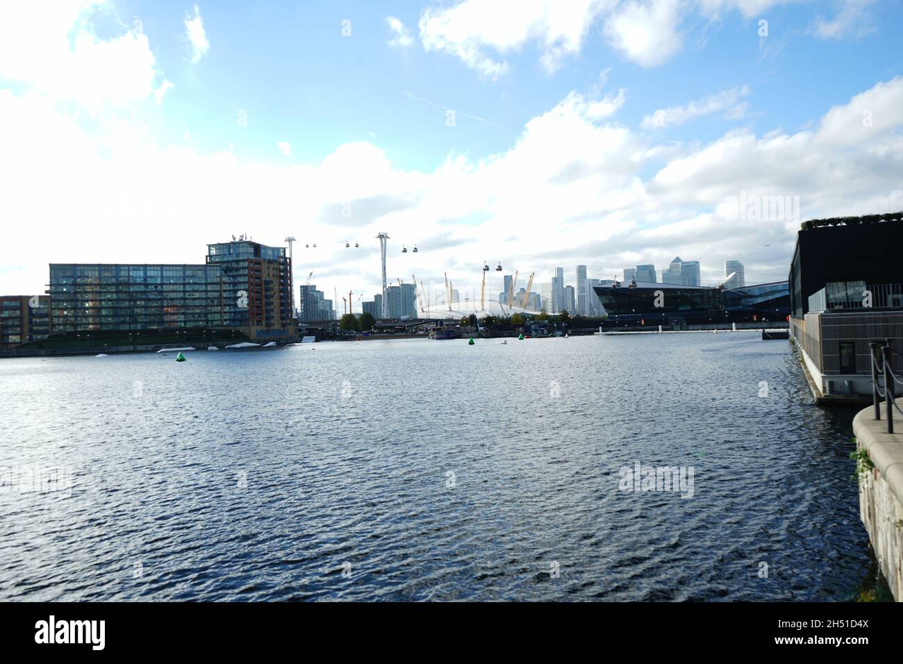 Vue sur la Tamise au centre Excel des Royal Docks de Londres, Angleterre, Royaume-Uni Banque D'Images