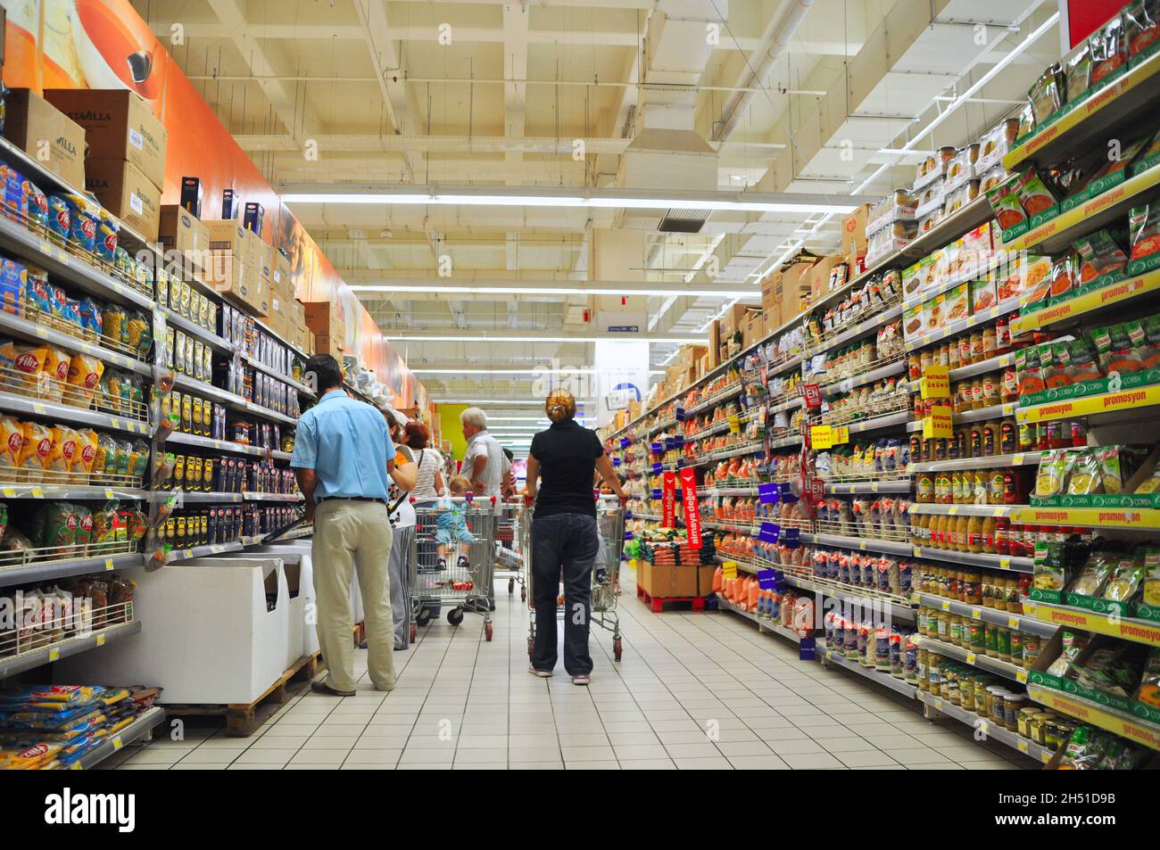 Chaîne de supermarchés Carrefour, corridors de marché et produits, Maltepe Istanbul Turquie, septembre 13 2012 Banque D'Images