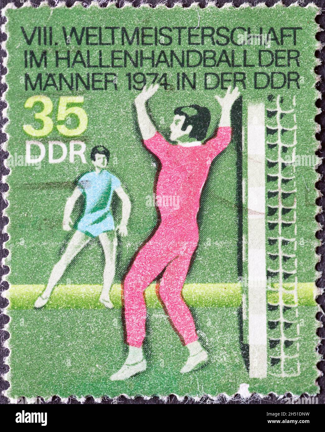 ALLEMAGNE, DDR - VERS 1974 : timbre-poste de l'Allemagne, GDR montrant 1974 hommes en intérieur Handball World Championship, gardien de but Banque D'Images