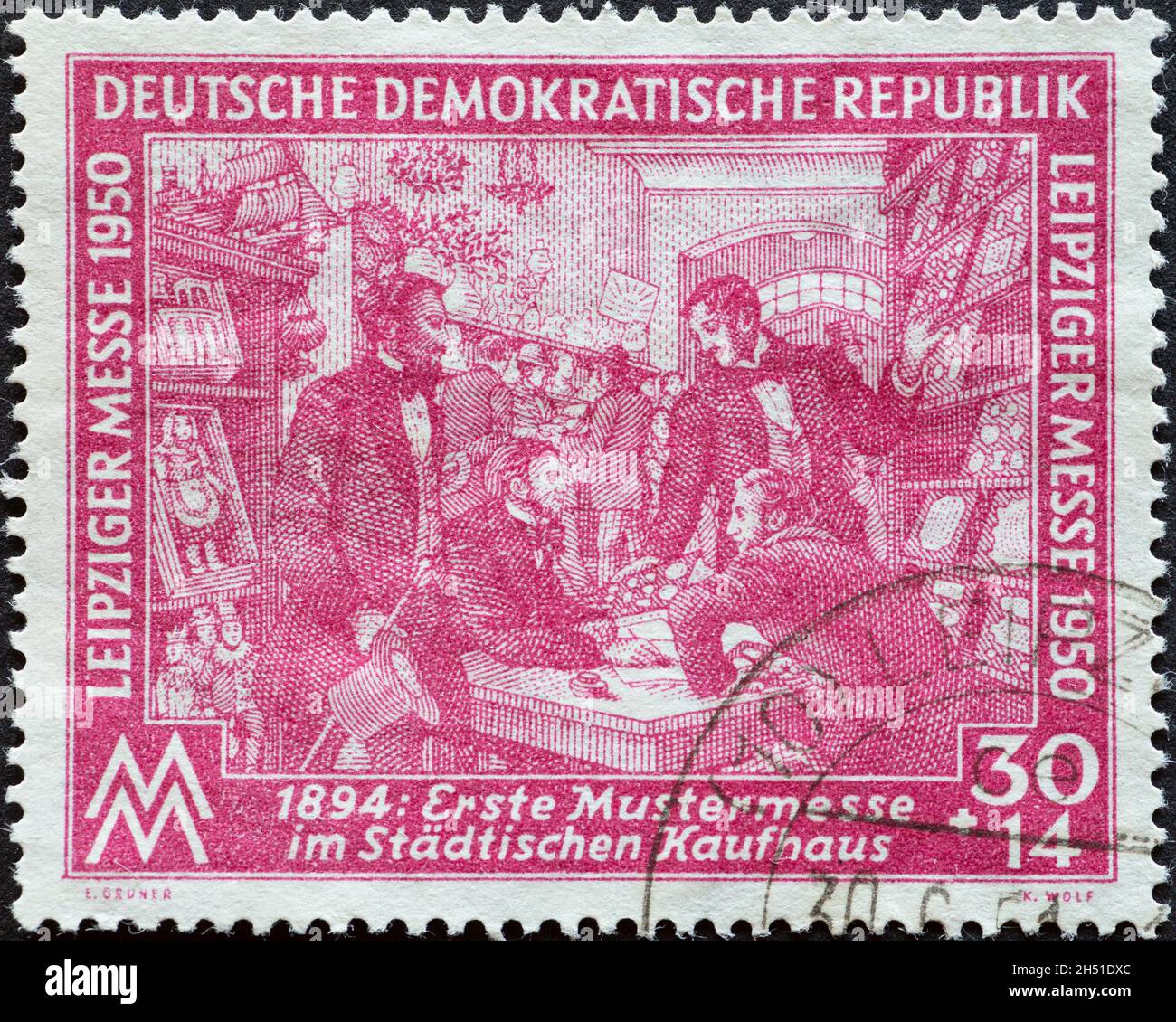 ALLEMAGNE, DDR - VERS 1950: Timbre-poste de l'Allemagne, GDR montrant un stand de vente dans le grand magasin municipal pour le premier salon de l'échantillon en 1894 Banque D'Images