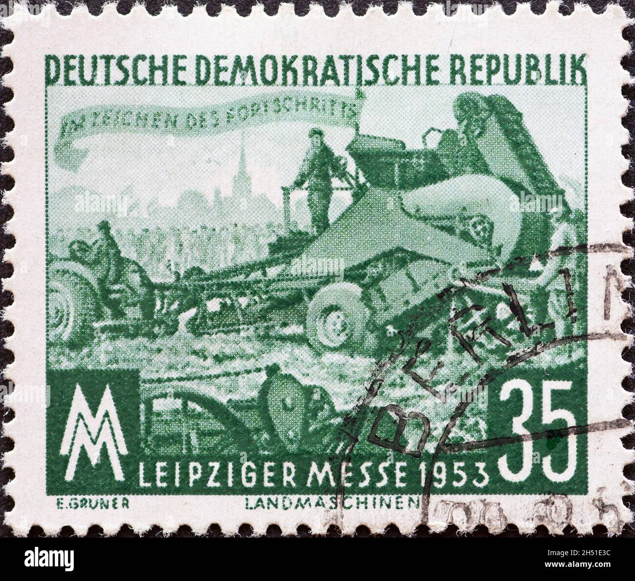 ALLEMAGNE, DDR - VERS 1953 : timbre-poste de l'Allemagne, RDA montrant le champ de foire, machine de levage de la pomme de terre.Foire d'automne de Leipzig Banque D'Images