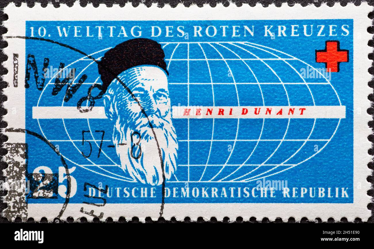 ALLEMAGNE, DDR - VERS 1957 : timbre-poste d'Allemagne, RDA montrant un portrait de Henry Dunant à l'âge du co-fondateur de la Croix-Rouge, en fro Banque D'Images