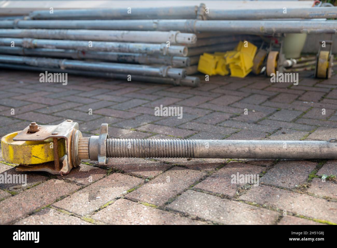 Pile de composants de la tour de travail d'échafaudage ou de plate-forme mobile louée avec pied et roulette réglables Banque D'Images