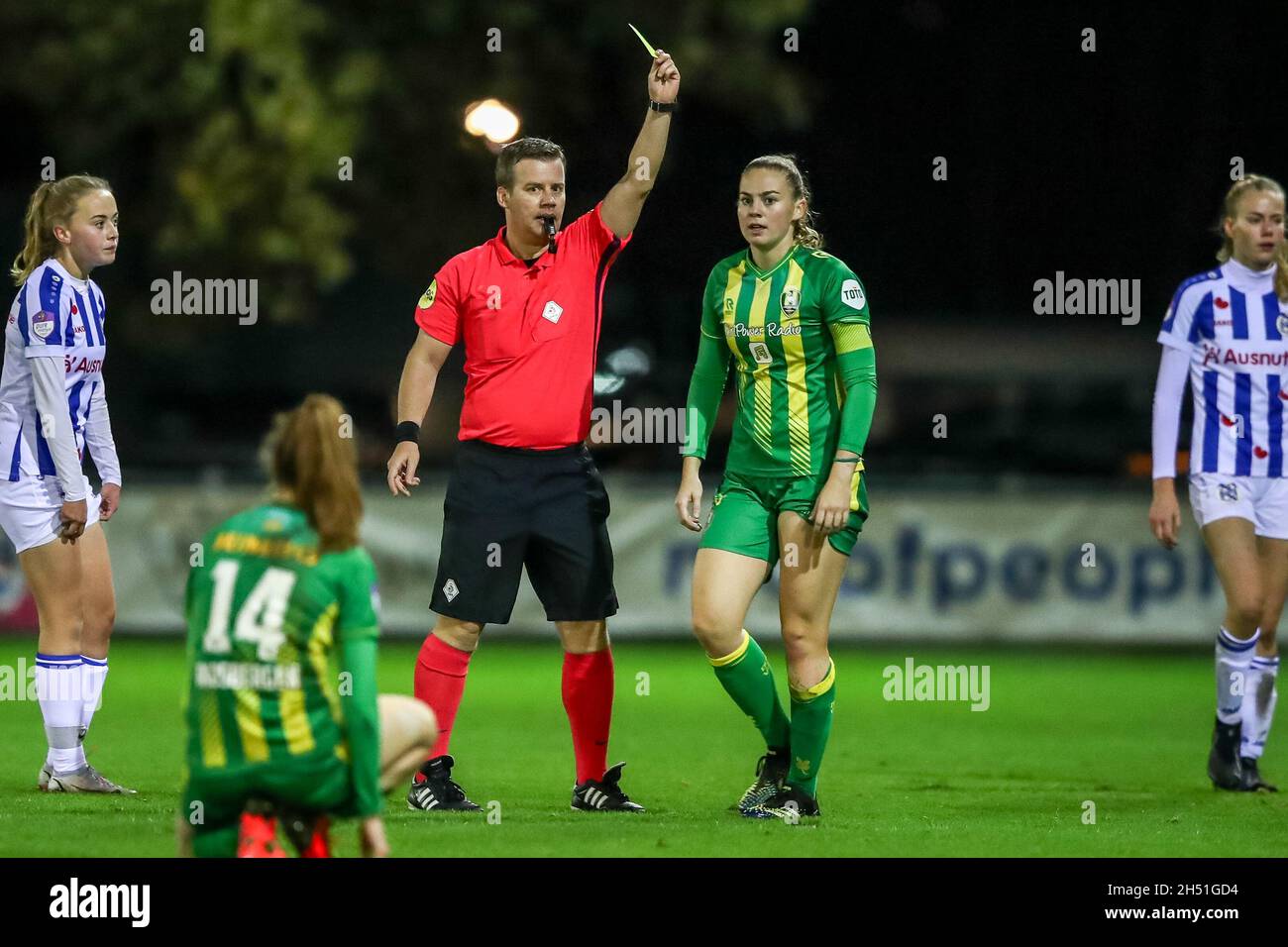 HEERENVEEN, PAYS-BAS - NOVEMBRE 5: L'arbitre Niels Zeeman donne à Gwyneth Hendriks de l'ADO Den Haag la carte jaune lors du match Pure Energie Eredivisie Vrouwen entre SC Heerenveen et ADO Den Haag au Sportpark Skoatterwâld le 5 novembre 2021 à Heerenveen, pays-Bas (photo de Van Woueter de crédit:Orange pics BV/Alay Live News Banque D'Images