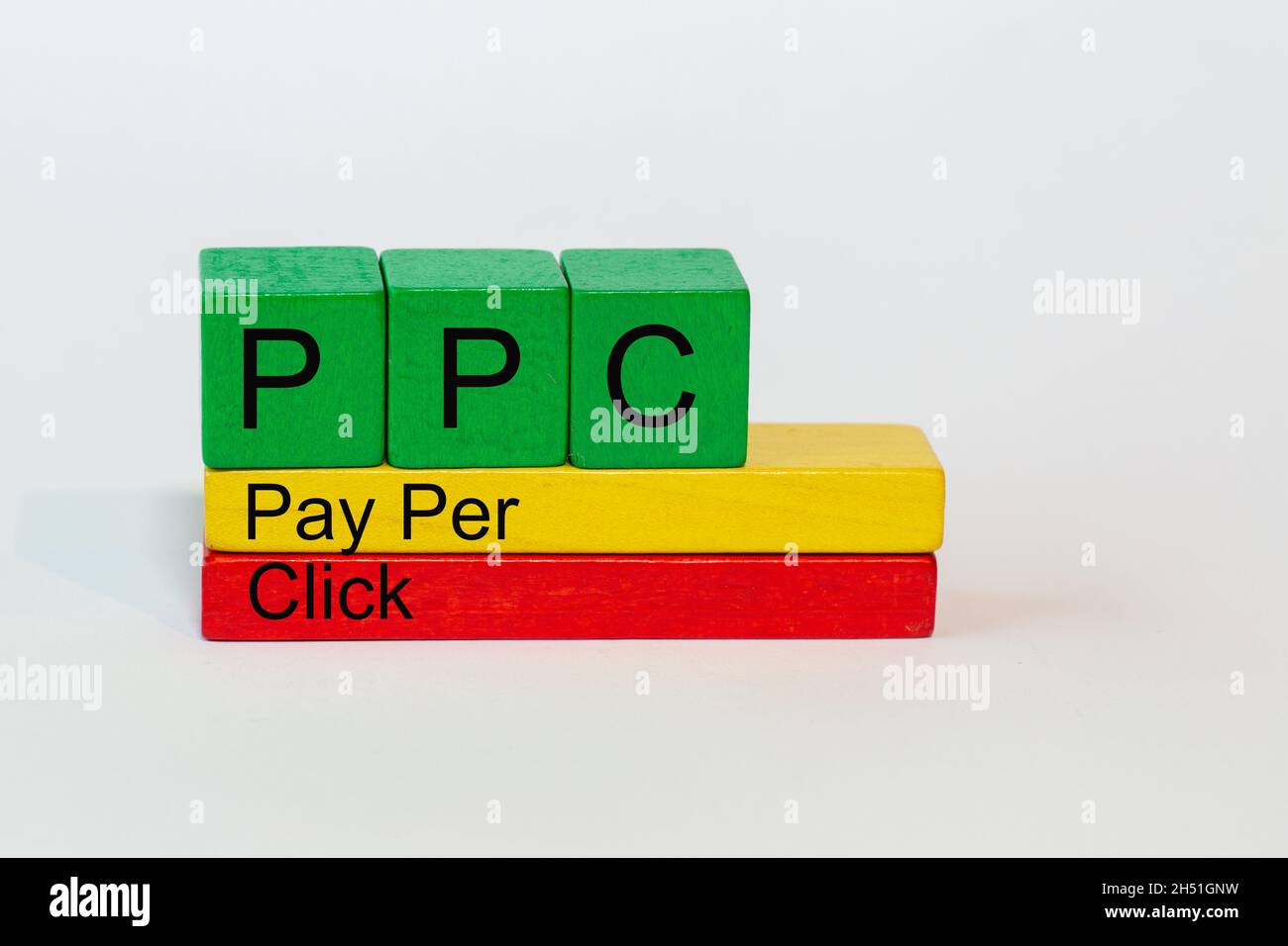 PPC est l'abréviation de Pay Per Click et se tient sur des blocs de jouets colorés isolés sur un fond blanc Banque D'Images