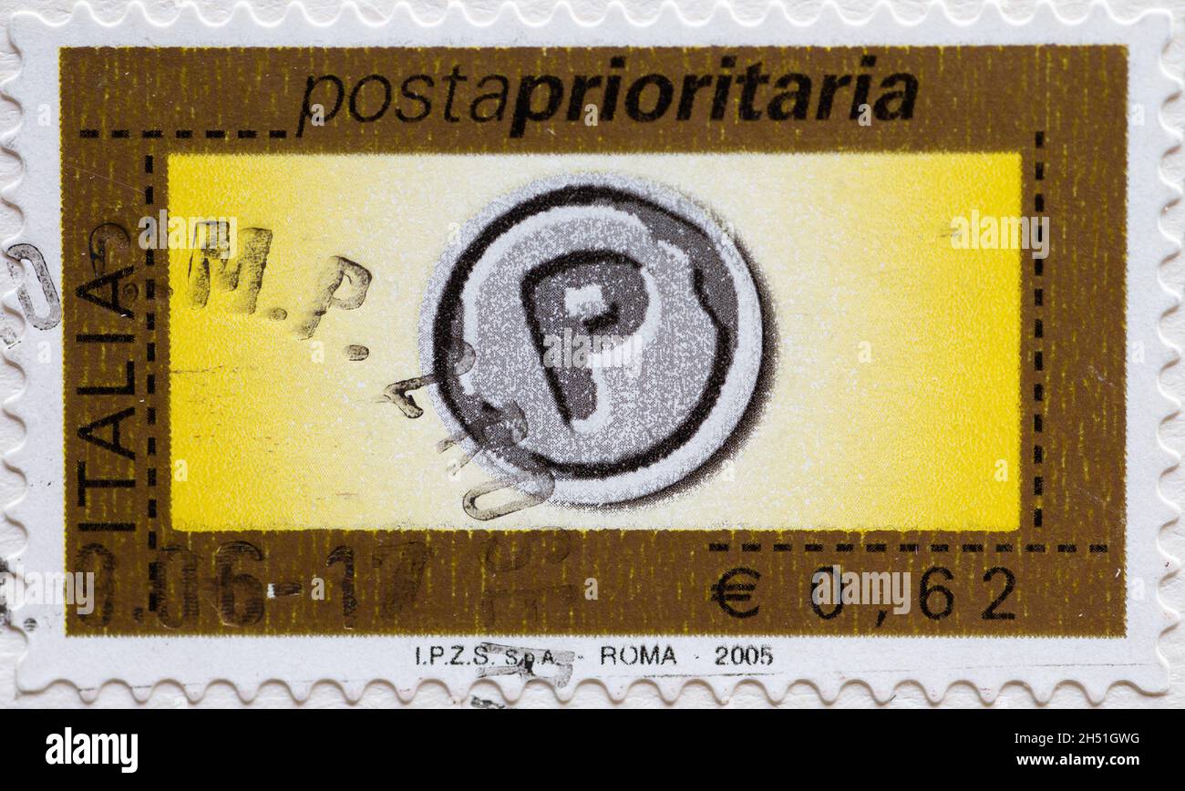ITALIE- VERS 2005: Timbre-poste pour livraison prioritaire imprimé en Italie avec la lettre P sur fond jaune.Texte: Rome 2005 Banque D'Images
