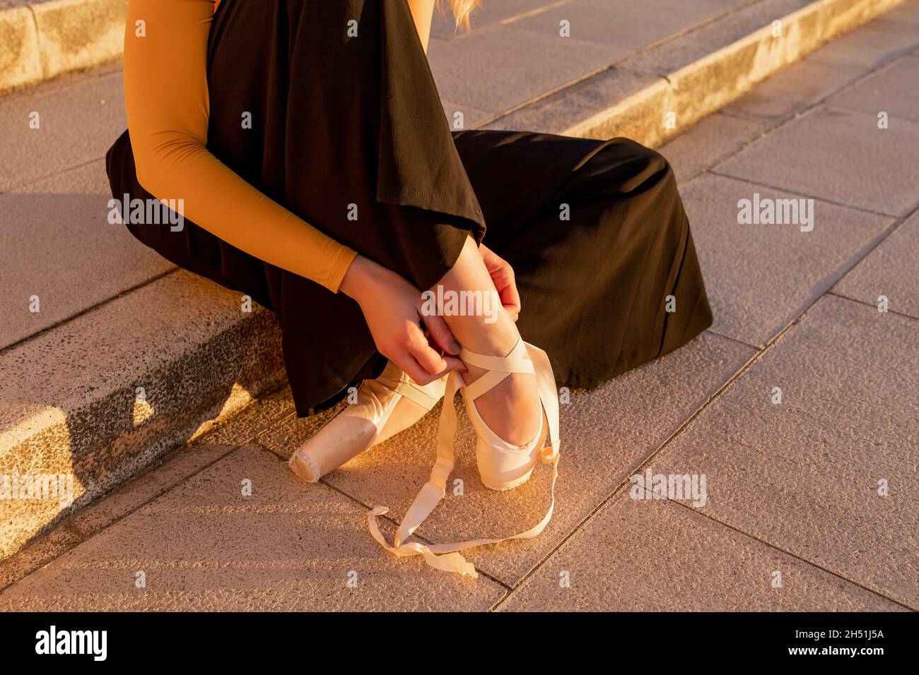 Ballerina putting on ballet shoes Banque de photographies et d'images à  haute résolution - Alamy