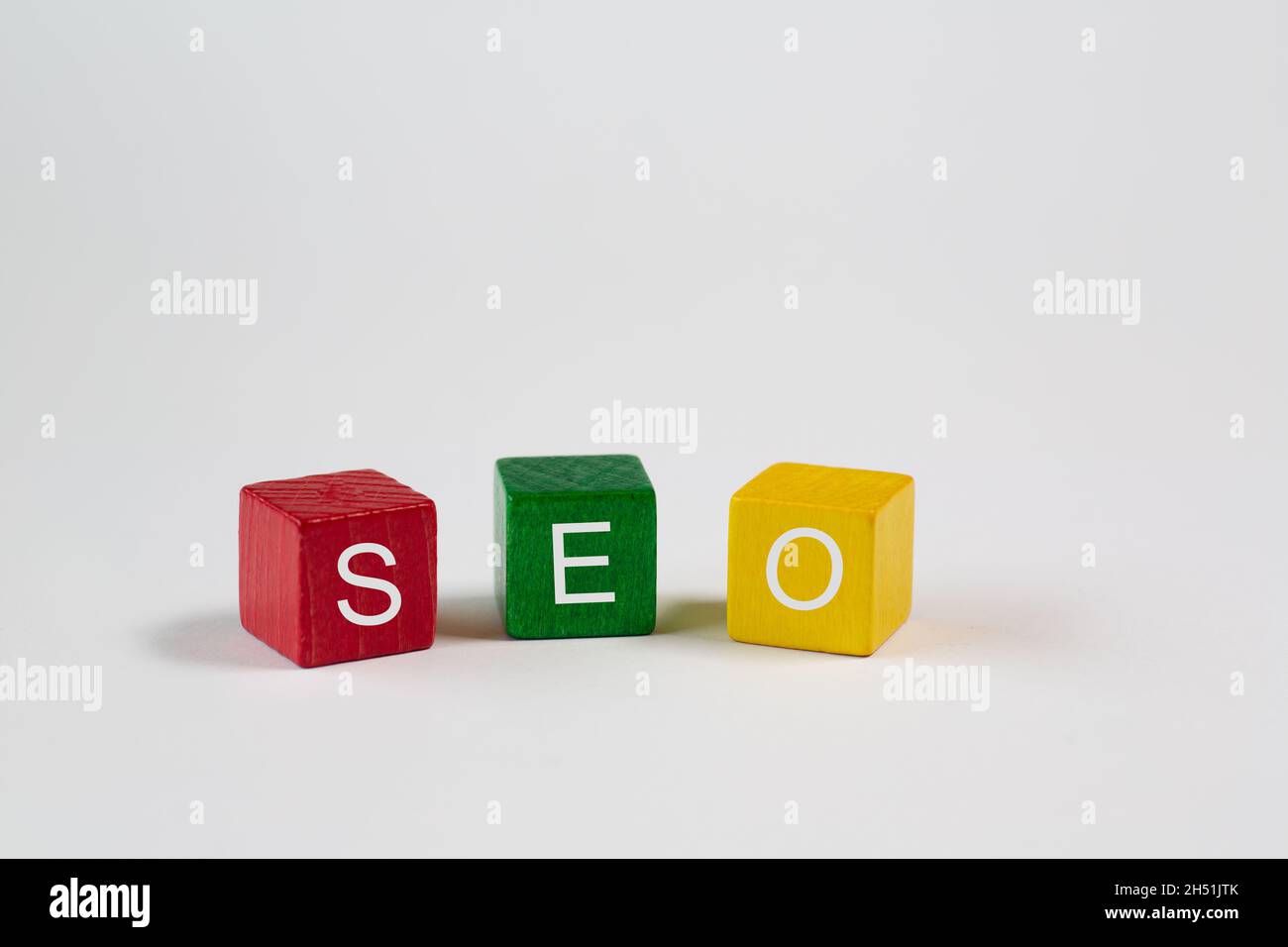L'abréviation SEO - Search Engine Optimization - est notée contre un fond blanc sur un bloc rouge, vert et jaune avec une lettre chacun et est i Banque D'Images
