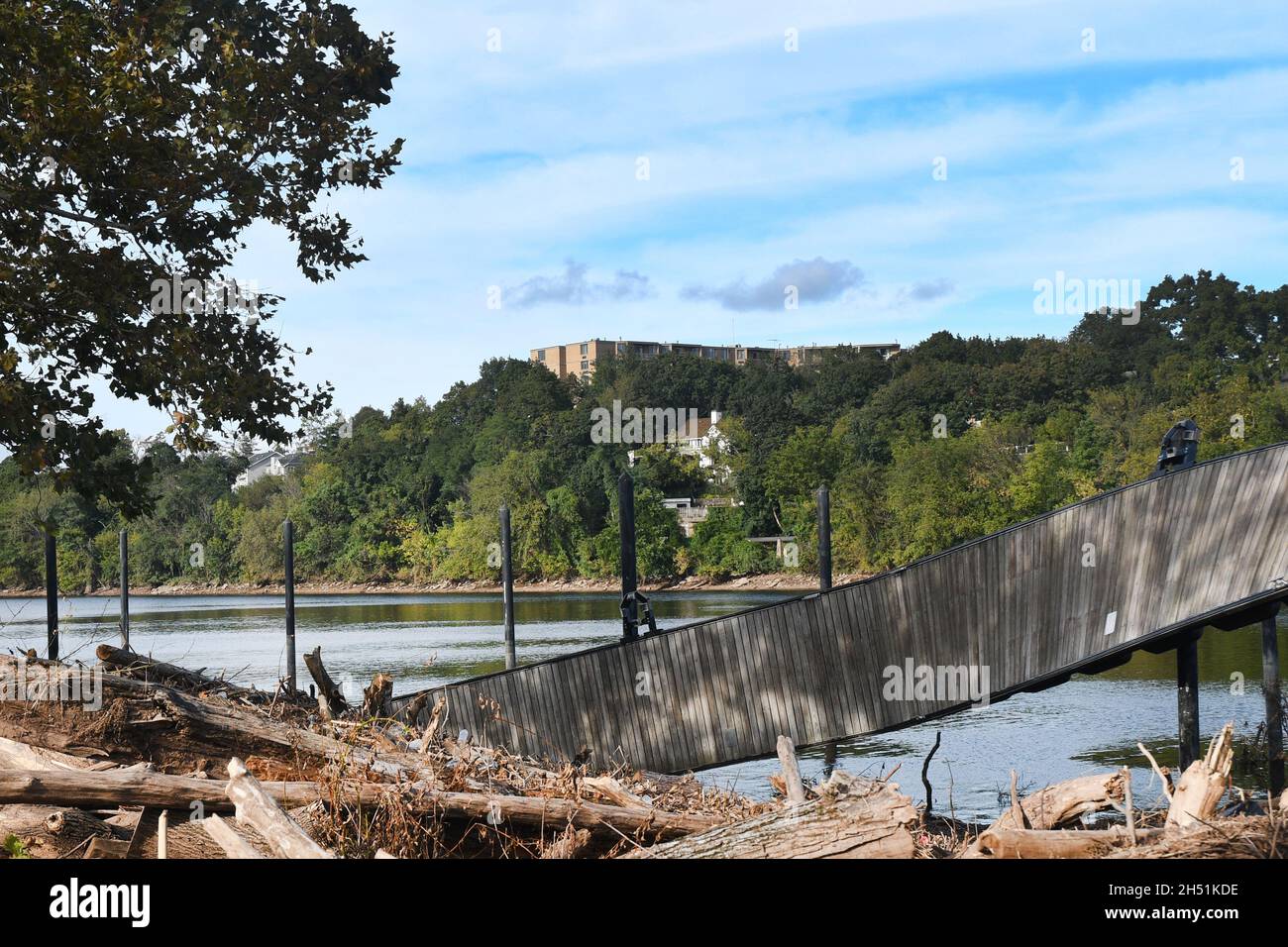 DÉLUGE : la pluie torrentielle et historique des restes de l'ouragan Ida provoque des inondations massives de la rivière Raritan laissant le parc Boyd en ruines. Banque D'Images