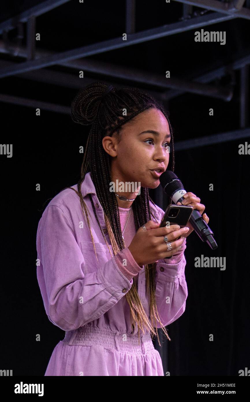 Glasgow, Écosse, Royaume-Uni.5 novembre 2021.La Marche de la militante pour les jeunes et les discours illustrés: La jeune militante Mikaela Loach s'est exprimé devant la foule de George Square à la fin de la marche organisée lors de la conférence COP26 des Nations Unies sur le climat par les vendredis pour l'Écosse future Credit: Kay Roxby/Alay Live News Banque D'Images