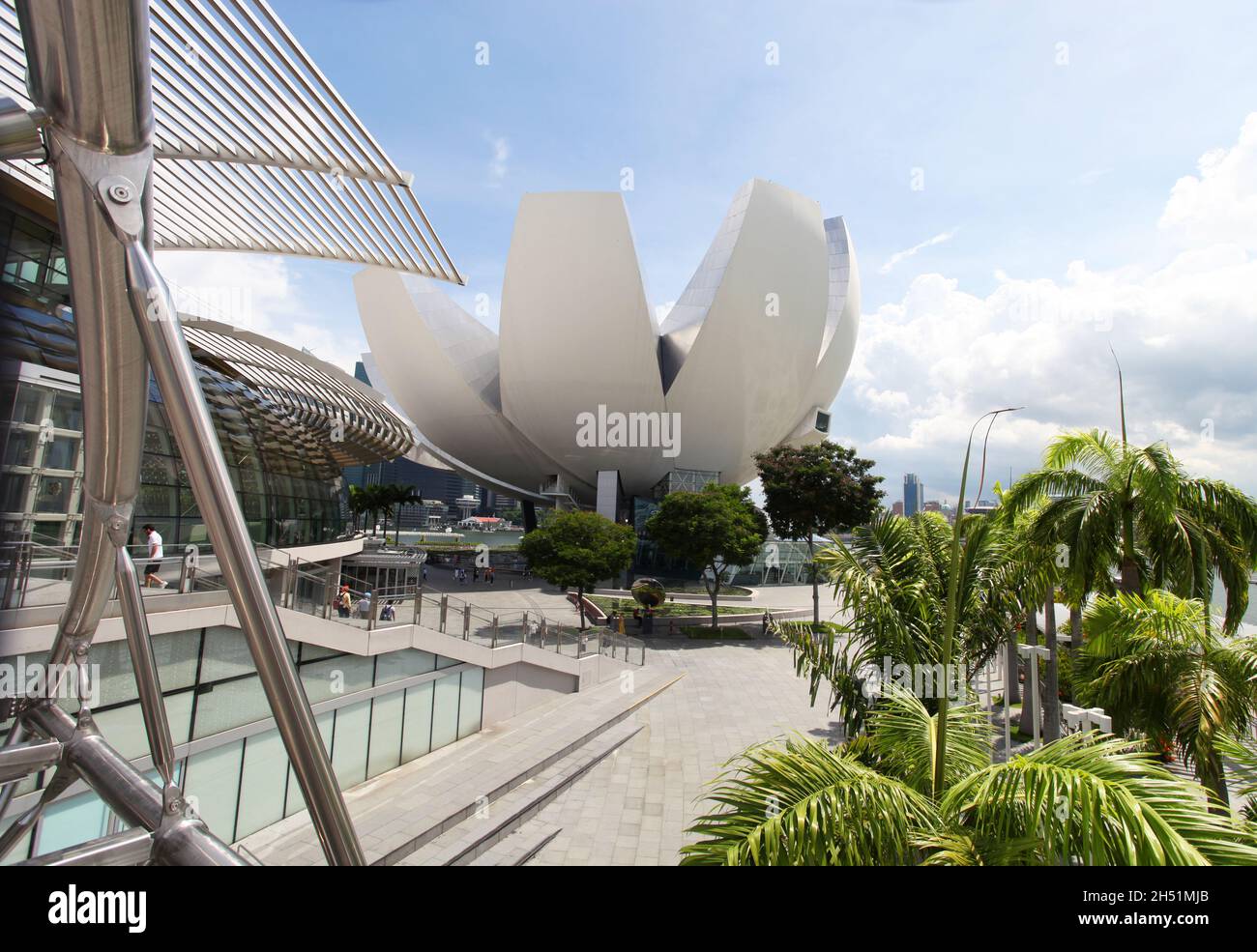 Le Musée ArtScience de Marina Bay Sands avec le centre commercial sur la gauche à Singapour. Banque D'Images