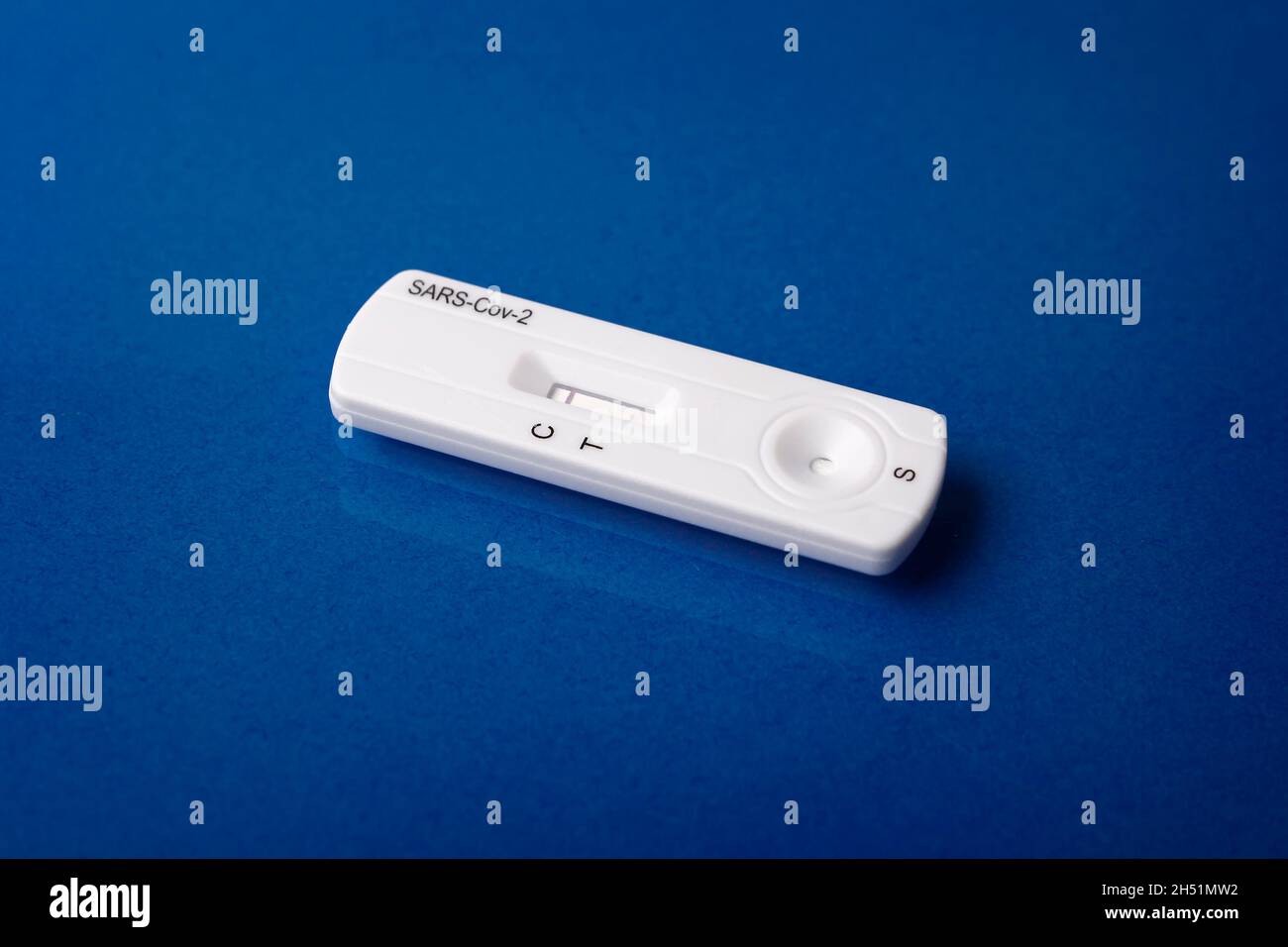 Gros plan du dispositif de test rapide pour Covid-19 montrant un résultat négatif.Test de la trousse de cartes de laboratoire pour le coronavirus du SRAS-COV-2.Test rapide COVID-19 sur pu Banque D'Images Gros plan du dispositif de test rapide pour Covid-19 montrant un résultat négatif.Test de la trousse de cartes de laboratoire pour le coronavirus du SRAS-COV-2.Test rapide COVID-19 sur pu Banque D'Images