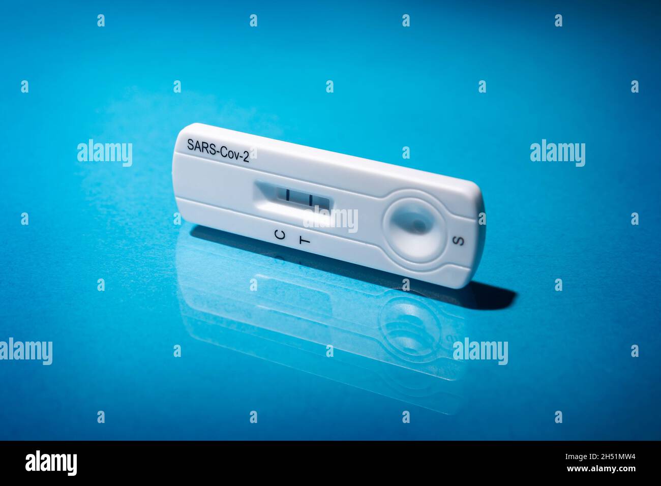 Gros plan du dispositif de test rapide pour Covid-19 montrant un résultat positif.Test de la trousse de cartes de laboratoire pour le coronavirus du SRAS-COV-2.Test rapide COVID-19 sur bl Banque D'Images Gros plan du dispositif de test rapide pour Covid-19 montrant un résultat positif.Test de la trousse de cartes de laboratoire pour le coronavirus du SRAS-COV-2.Test rapide COVID-19 sur bl Banque D'Images