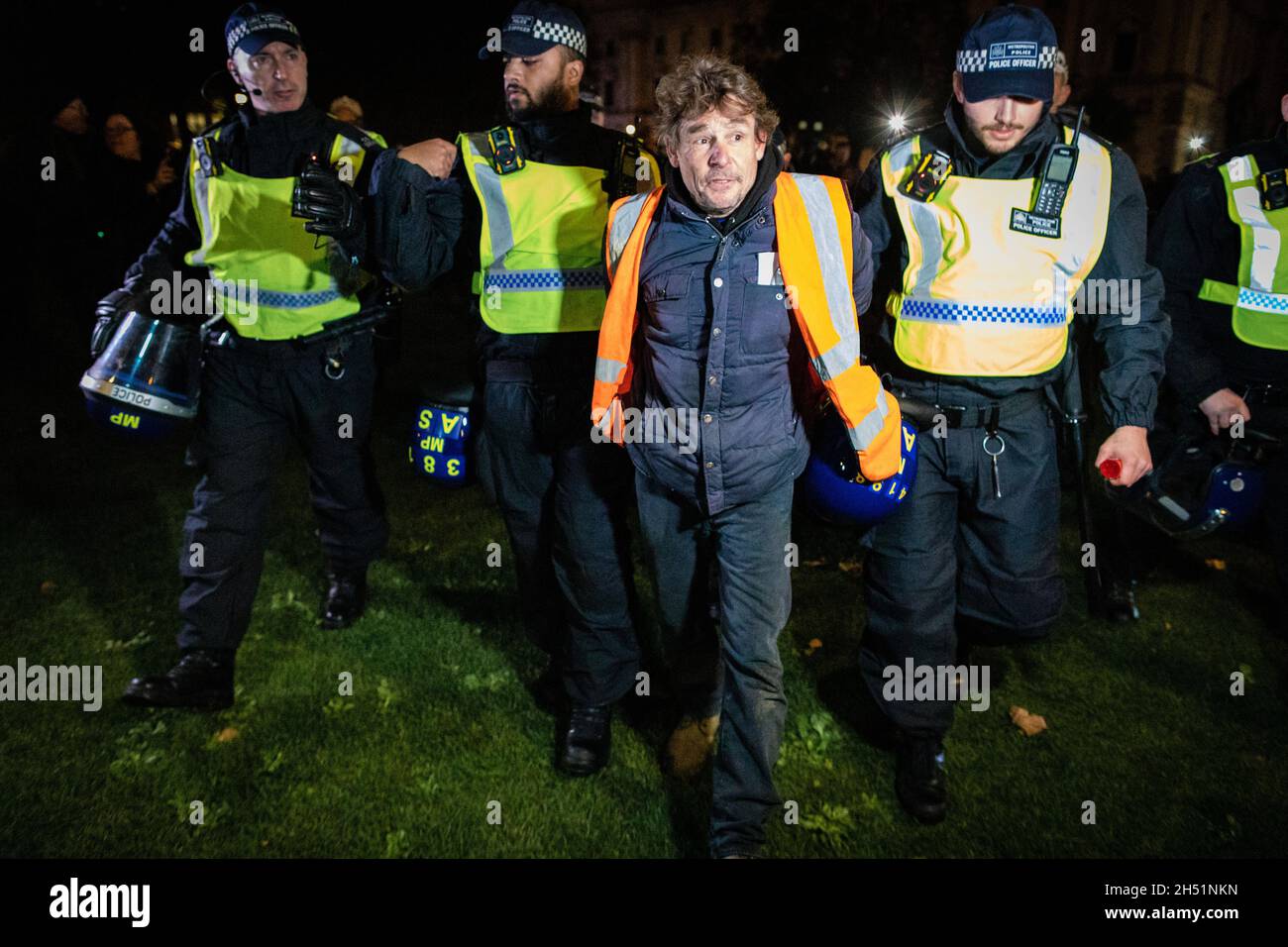 Londres, Royaume-Uni.05ème novembre 2021.Un manifestant est détenu par la police et conduit pendant la marche annuelle du million Mask à travers la ville.Le mouvement anonyme est solidaire pour une société marginalisée par l'élite politique et les sociétés associées.Credit: Andy Barton/Alay Live News Banque D'Images