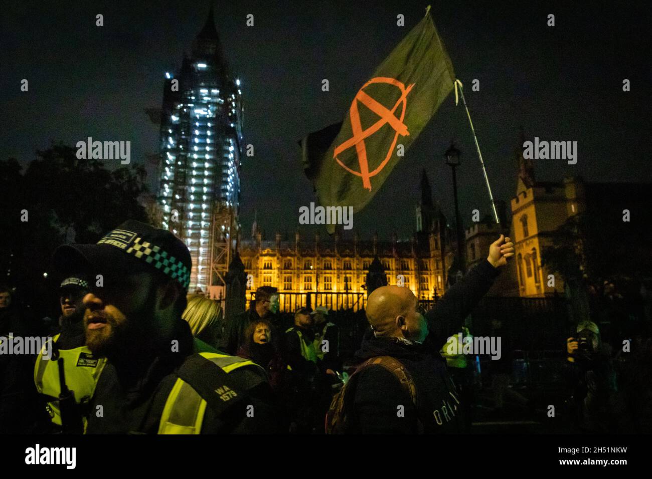 Londres, Royaume-Uni.05ème novembre 2021.La police se déplace à l'extérieur des chambres du Parlement lors de la marche annuelle million Mask dans la ville.Le mouvement anonyme est solidaire pour une société marginalisée par l'élite politique et les sociétés associées.Credit: Andy Barton/Alay Live News Banque D'Images
