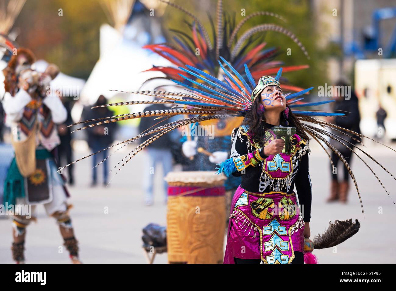 Femme autochtone, Aztec Dancer, au rassemblement de l'héritage autochtone, le 4 novembre 2021 à Toronto, au Canada Banque D'Images