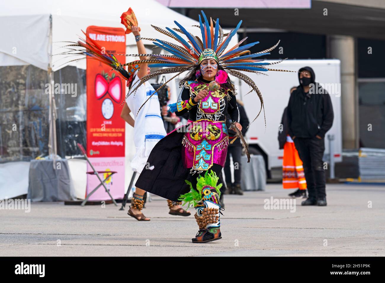 Femme autochtone, Aztec Dancer au rassemblement de l'héritage autochtone, le 4 novembre 2021 à Toronto, Canada Banque D'Images