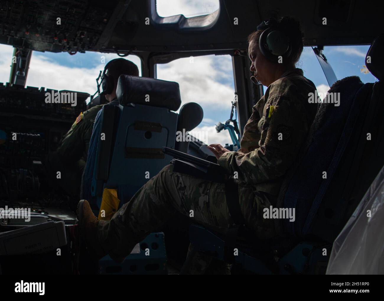 Le lieutenant-colonel Jamila Fitzpatrick, commandant de vol du 6e Escadron de transport aérien, fait un appel à des injections d’un manuel stratégique lors de l’entraînement trimestriel du 535e Escadron de transport aérien autour des îles Hawaiian Airlines, le 3 novembre 2021.Les aviateurs du Commandement de la mobilité aérienne et des Forces aériennes du Pacifique ont survolé les îles hawaïennes et ont participé à plusieurs scénarios d'entraînement en vol.(É.-U.Photo de la Force aérienne par Alan Ricker, homme d'aviation principal) Banque D'Images