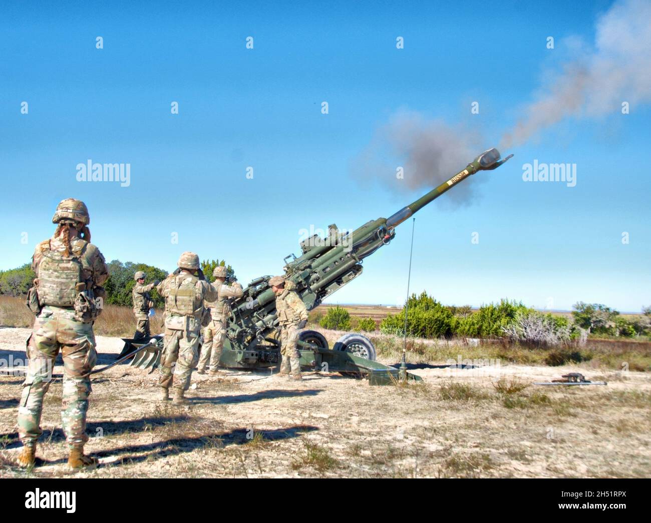 Des soldats du 3e Régiment de cavalerie participent à un exercice d'entraînement, fort Hood (Texas), le 28 octobre 2021. L'obusier peut tirer des munitions à guidage de précision hautement explosives, un jammer transportant des projectiles, des sous-munitions anti-chars, ainsi que des projectiles standard et à fragmentation explosive élevée (HE-FRAG) assistés par des fusées.(Photos par le sergent d'état-major de l'armée américaine.Desmond Cassell) Banque D'Images