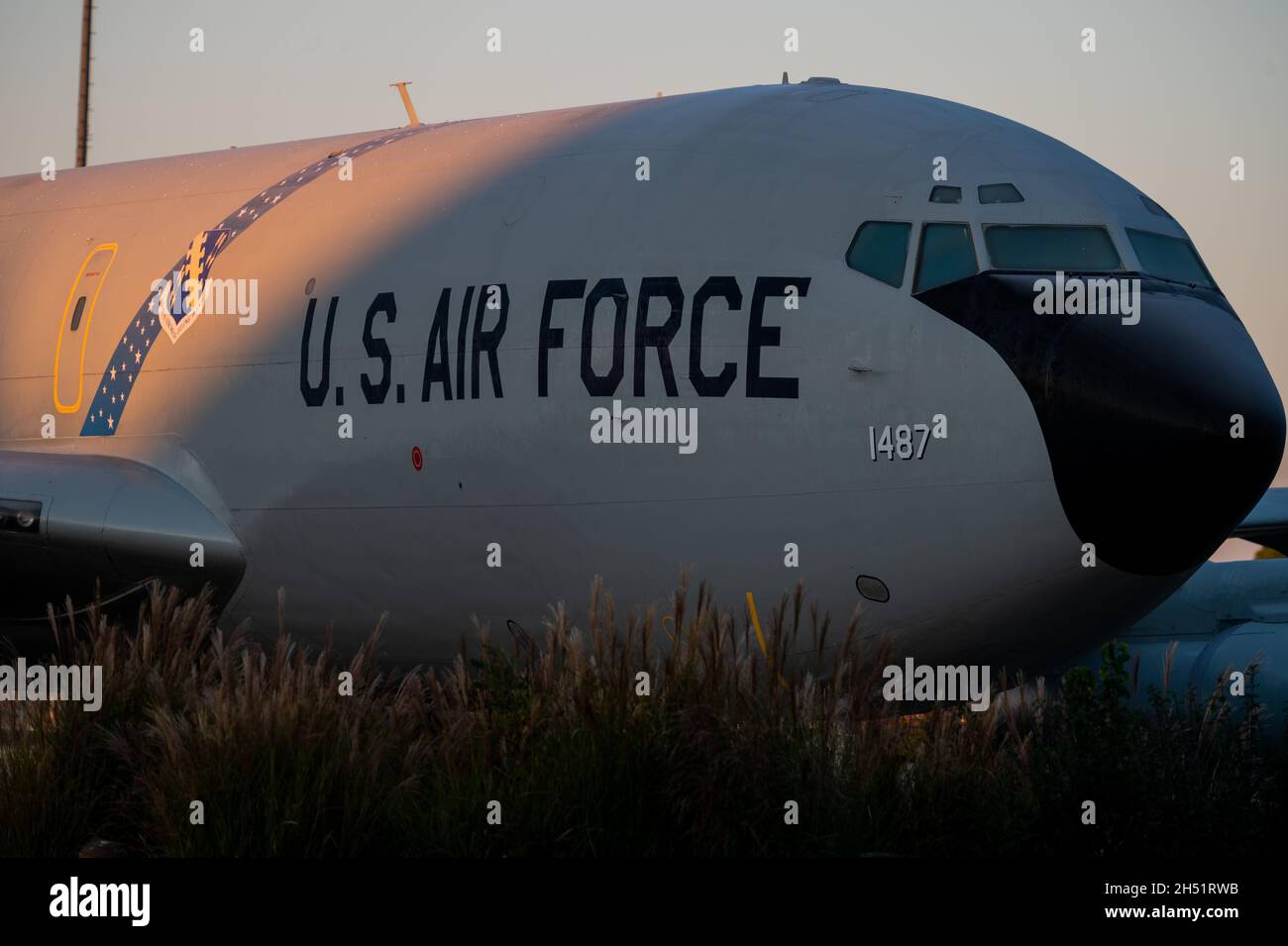 L’exposition statique KC-135E Stratotanker de la 126e Escadre de ravitaillement en air se tient à la base aérienne Scott, Illinois, le 4 novembre 2021.L’avion à la retraite était l’un des premiers de l’aile et a volé pendant la Guerre froide.(É.-U.Photo de la Garde nationale aérienne par le sergent d'état-major.Aaron Rodriguez) Banque D'Images