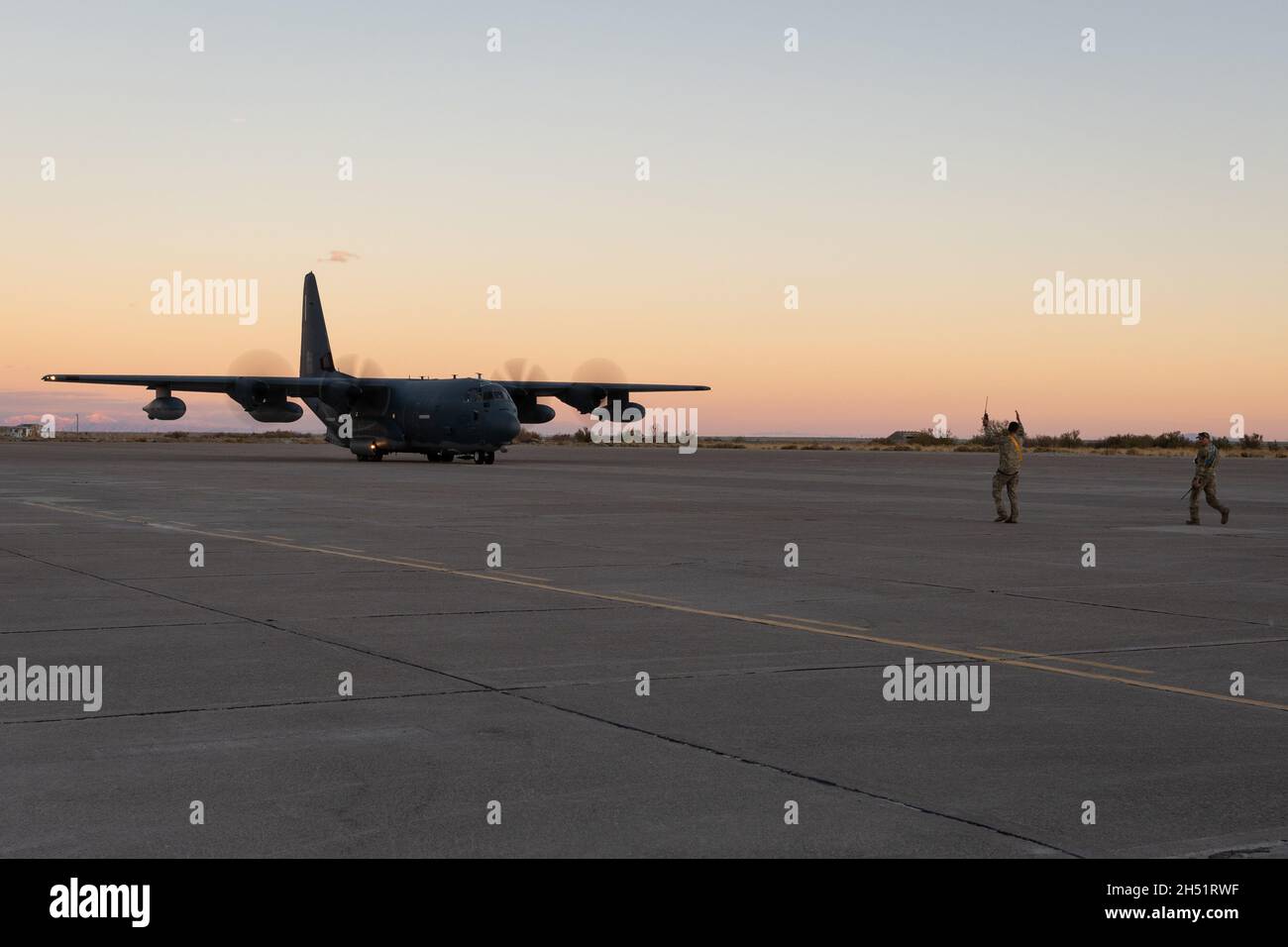 Le major de la Force aérienne des États-Unis, Zachary Windhorst, 27e chef des armes et tactiques du Groupe des opérations spéciales, dirige un avion MC-130J Commando II pendant l'exercice Silent Arrow à Wendover, Utah, le 27 octobre 2021.Connu sous le nom d'exercice de validation, Silent Arrow est la dernière partie d'une série d'exercices conçus pour tester l'efficacité de l'initiative de l'équipe de soutien de la mission du Commandement des opérations spéciales de la Force aérienne.L'initiative de pathfinding de MST couple des aviateurs de 22 domaines de carrière pour créer de petites équipes capables de fonctionner indépendamment des bases principales, en les formant à utiliser des ensembles de compétences en dehors de leurs tâches normales.( Banque D'Images