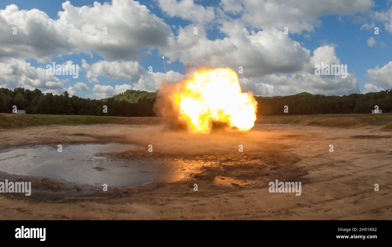 Les aviateurs des unités de vol de munitions et d'élimination des explosifs de la 115e Escadre de chasseurs exécutent une demande de disposition des munitions à l'aide d'explosifs en plastique de la détacapsule, le 21 septembre 2021, à fort McCoy, Wisconsin. Banque D'Images