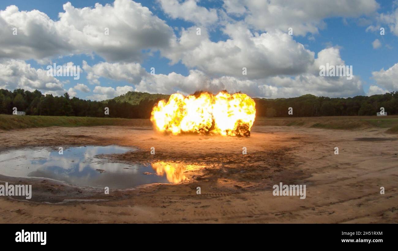 Les aviateurs des unités de vol de munitions et d'élimination des explosifs de la 115e Escadre de chasseurs exécutent une demande de disposition des munitions à l'aide d'explosifs en plastique de la détacapsule, le 21 septembre 2021, à fort McCoy, Wisconsin. Banque D'Images