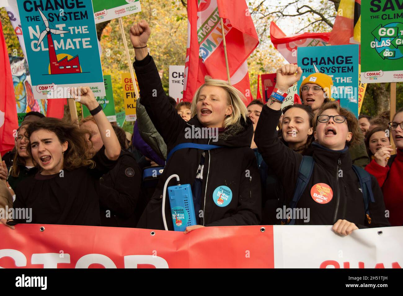 Glasgow, Lanarkshire, Royaume-Uni.5 novembre 2021.Des milliers de manifestants se sont joints à des écoliers de Glasgow et plus loin, pour se rendre à glasgow pendant la COP26, afin d'encourager les dirigeants mondiaux à faire plus pour enrayer le changement climatique.Rassemblement dans le parc Kelvingrove les manifestants ont défilé jusqu'à la place George dans le centre-ville.Des autochtones vêtus de costumes traditionnels ont dirigé la marche et ont ensuite prononcé des discours passionnés avec Greta Thunberg.(Image de crédit : © Rod Harbinson/ZUMA Press Wire) Banque D'Images