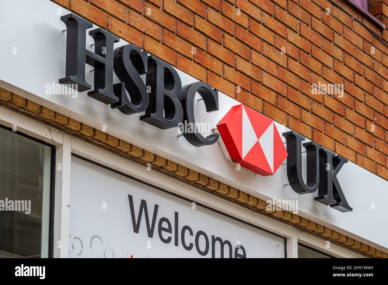 HSBC UK Bank signe à l'extérieur de sa succursale à High Street, Coventry, West Midlands, Royaume-Uni. Banque D'Images