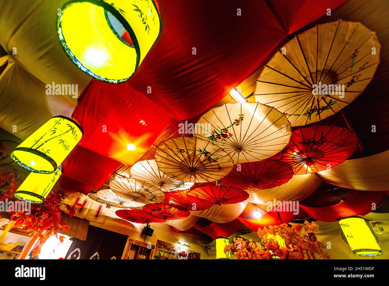 Plafonniers colorés dans un restaurant japonais à Hue, VN. Banque D'Images