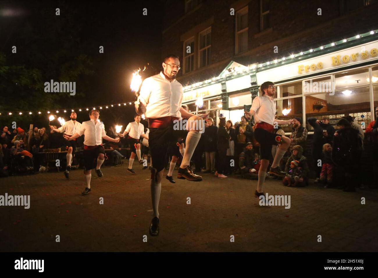 Newcastle upon Tyne, Royaume-Uni, 5th novembre 2021, Kingsman Fire Dance, une fête folklorique traditionnelle sur la soirée Guy Fawkes au Cumberland Arms Pub, crédit: DEW/AlamyLive Banque D'Images