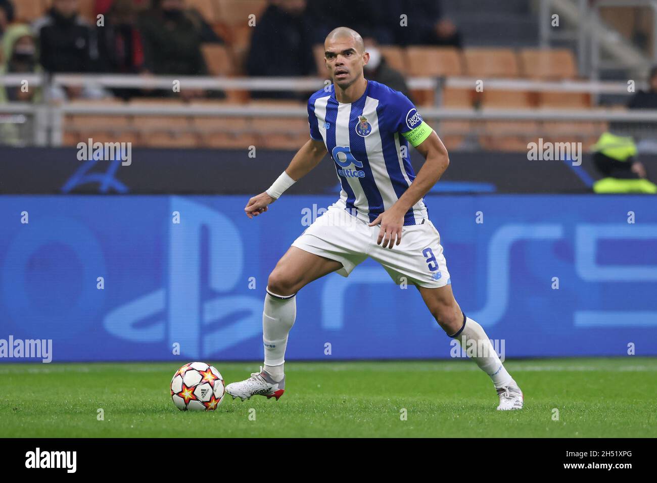 Milan, Italie, 3 novembre 2021.Pepe du FC Porto lors du match de l'UEFA Champions League à Giuseppe Meazza, Milan.Le crédit photo devrait se lire: Jonathan Moscrop / Sportimage Banque D'Images