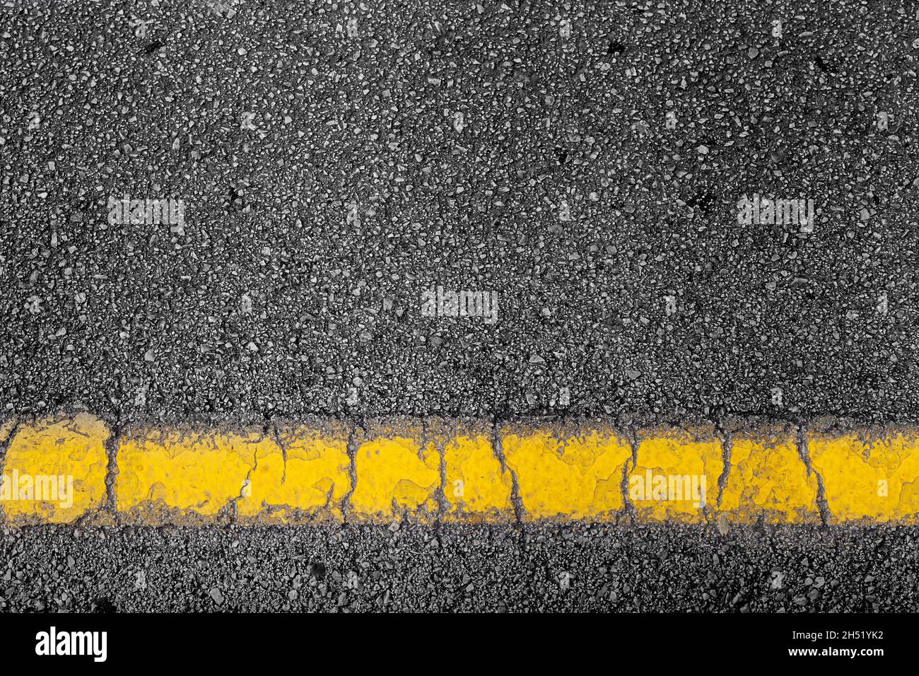 vue de dessus d'une route noire noire surface tarmac texture d'arrière-plan avec espace de copie et marquage jaune Banque D'Images