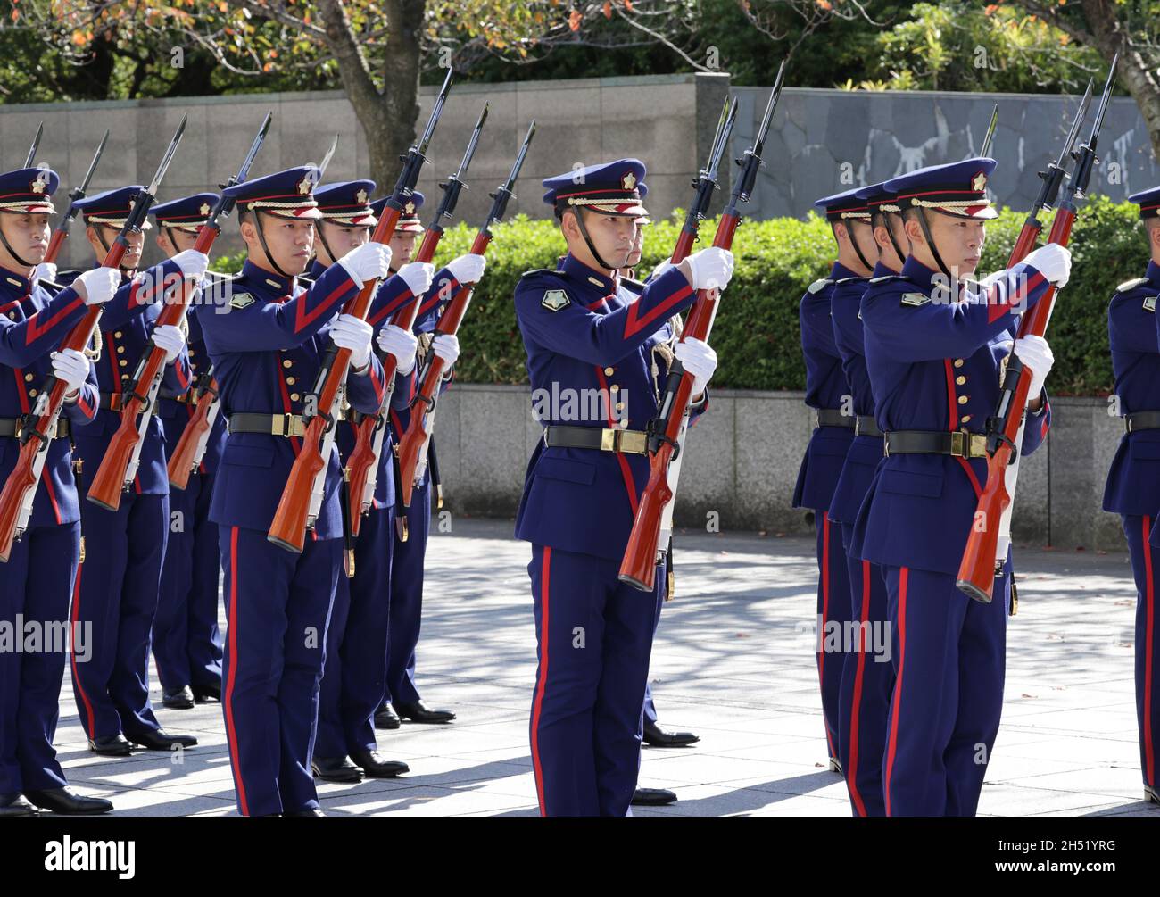 Tokyo, Japon.5 novembre 2021.Les gardiens d'honneur japonais présentent des armes au ministère de la Défense à Tokyo le vendredi 5 novembre 2021.L'inspecteur général des forces armées allemandes, Eberhard Zorn, a inspecté les gardes d'honneur japonais au ministère de la Défense.Credit: Yoshio Tsunoda/AFLO/Alay Live News Banque D'Images